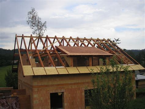 Schéma prenosu zaťaženia v drevenej strešnej konštrukcii