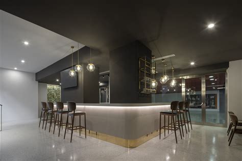 Interiér modernej sály s barom