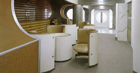 Interiér konferenčného salónika s projektorom