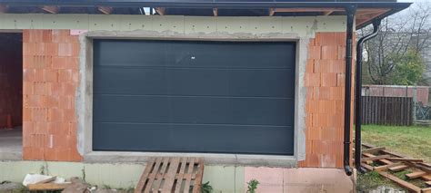 Detail rolovacej garážovej brány