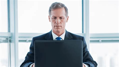 Infografika zobrazujúca zlúčenie sociálnych dávok