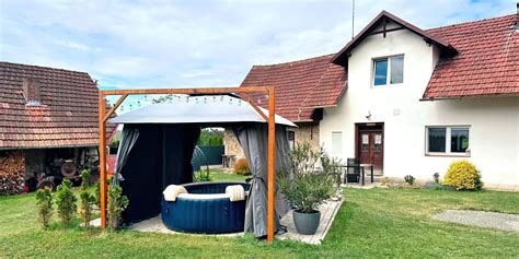 Záhrada s posedením, grilom a vírivkou