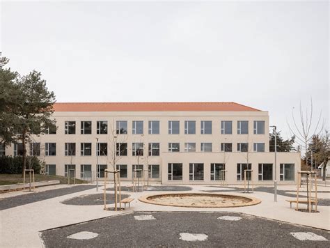 Pôvodná fasáda školy s mozaikou