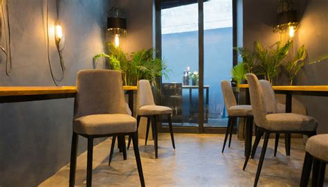 Ilustrácia rôzneho eventového vybavenia ako sú stoly, stoličky a osvetlenie