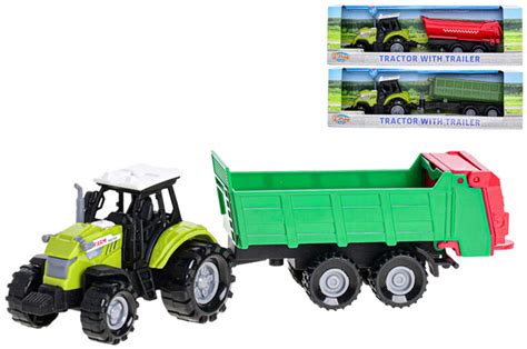 Traktor s vlečkou na poli