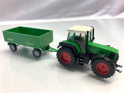 Traktor s vlečkou prepravujúci drevo