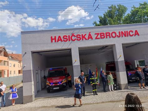 Interiér modernej hasičskej zbrojnice s technikou