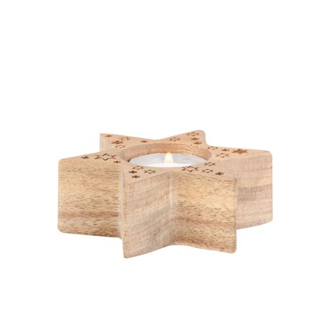 drevený svietnik hviezda v interiéri