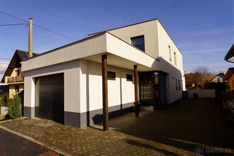 Moderná novostavba garáže s elektrickou bránou