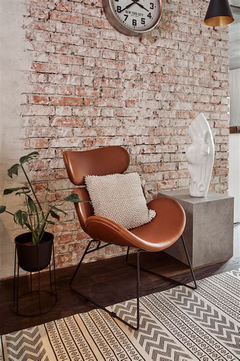 interiér bytu s odkrytou tehlovou stenou