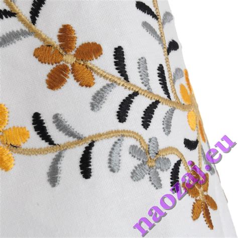 detail ľudovej výšivky