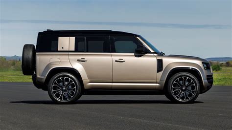 Land Rover Defender v teréne