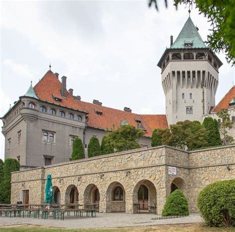Detail starej medenej brány Smolenického zámku