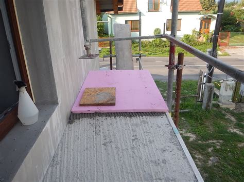 Poškodený betón na balkóne