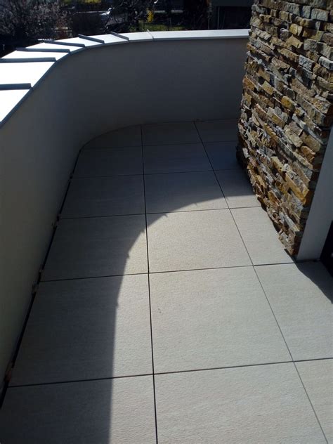 Moderný balkón s novou dlažbou a zábradlím