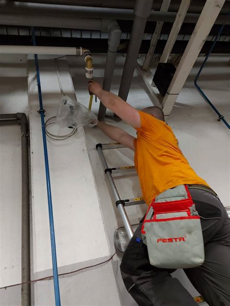 Pracovník vykonávajúci vodoinštalačné práce