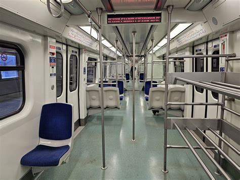 Interiér moderného vozňa metra