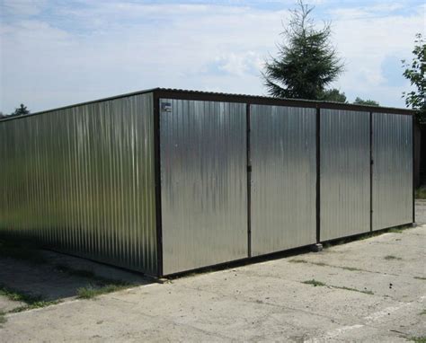 Plechová garáž naložená na špecializovanom prepravnom prívese