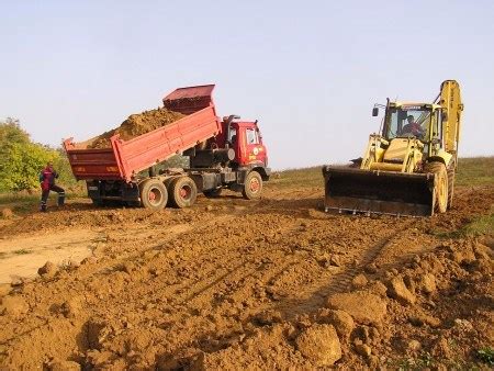 Ilustračná fotografia šmykom riadeného nakladača pracujúceho na stavenisku