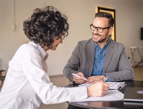 Ilustrácia právnika konzultujúceho s klientom