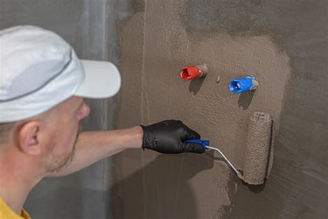 Aplikácia hydroizolačnej stierky na stenu kúpeľne