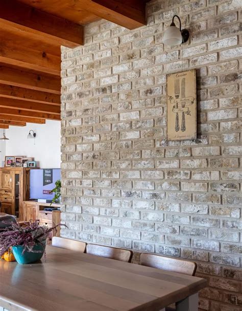 Detail tehlovej steny v industriálnom interiéri