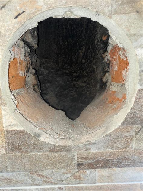 Prasknutý starý murovaný komín
