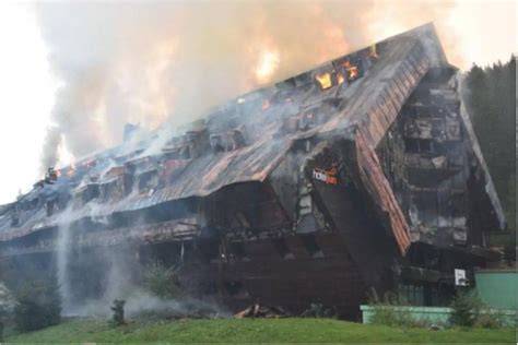 Zničený hotel Junior v Jasnej - pohľad na skelet budovy