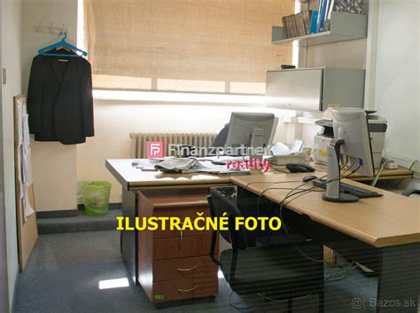 Ilustrácia modernej kancelárie v centre mesta