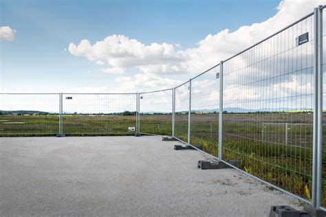 Oplotenie staveniska a bezpečnostné značky.