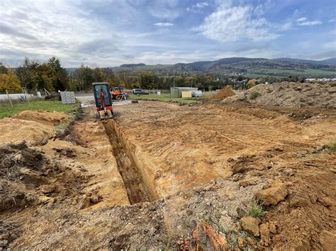 Zabezpečený stavebný výkop s ohradením.