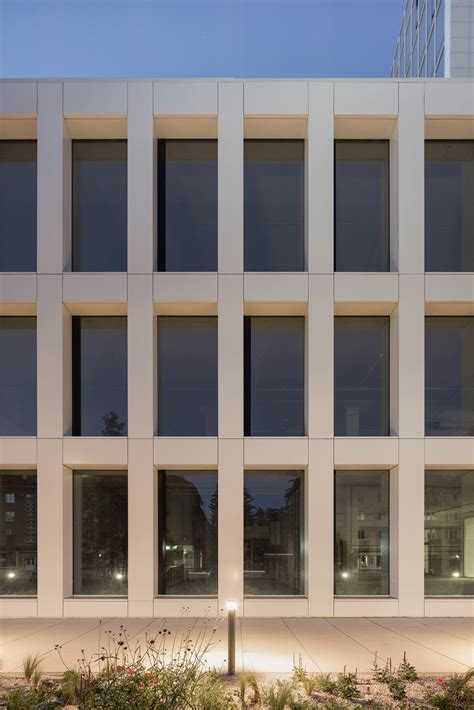 Fasáda administratívnej budovy THE MILL s rytmickým členením