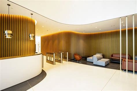 Interiér vstupnej lobby administratívnej budovy s dreveným obkladom