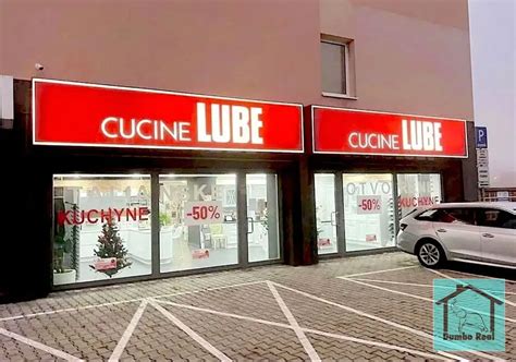 Fasáda obchodného priestoru s výkladmi do ulice