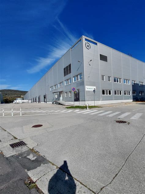 Pohľad na modernú skladovú halu