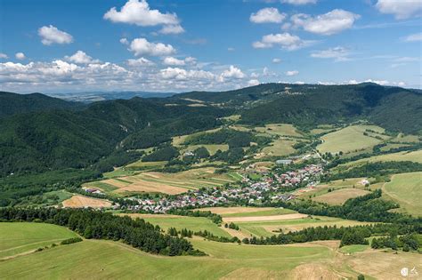 Panoramatický pohľad na obec Veľký Folkmar s okolitými lesmi a kopcami.