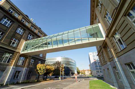 Rušné centrum Košíc s modernou architektúrou a historickými budovami