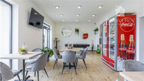 Interiér zabehnutej gastro prevádzky.