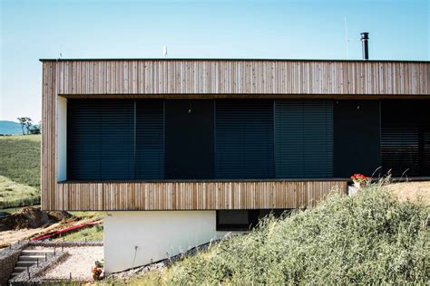 Exteriér domu Bungalow 168 s moderným dizajnom a veľkými oknami