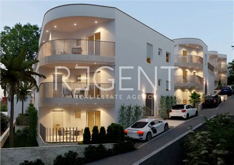 Moderný bytový dom s výhľadom na zeleň