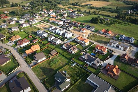Vizualizácia rozdielu medzi bungalovom a poschodovým domom