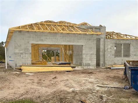 Infografika porovnávajúca rôzne stavebné materiály pre rodinné domy