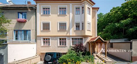 Ulica v Stupave s bytovými domami a zeleňou