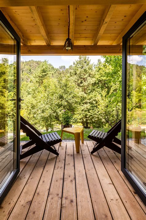 Terasa bungalovu s výhľadom do záhrady