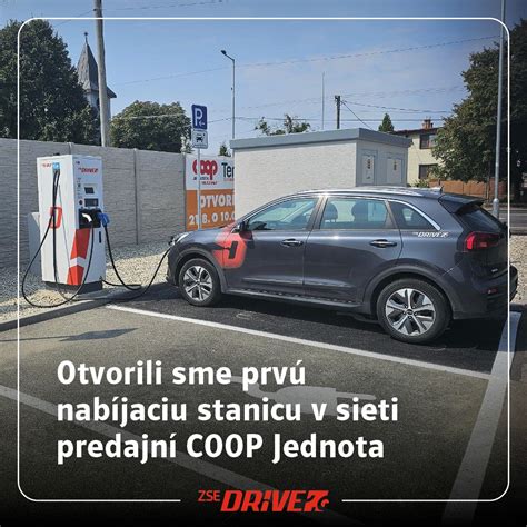 Ilustrácia nového automobilu v predajni