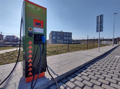 Ilustrácia moderného garážového domu s nabíjacími stanicami pre elektromobily