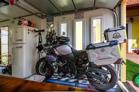 Motorka zaparkovaná v modernej mobilnej garáži