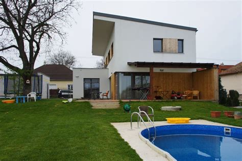 Ilustrácia modernej pultovej strechy na rodinnom dome