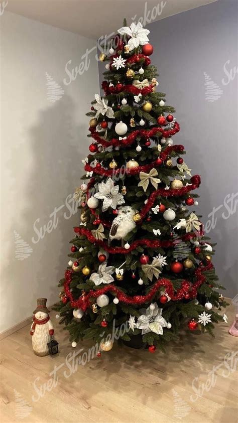 Vianočný aranžmán s klasickými červenými a zlatými prvkami