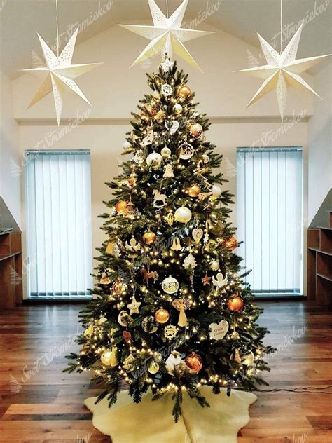 Vianočný stromček ozdobený v boho štýle